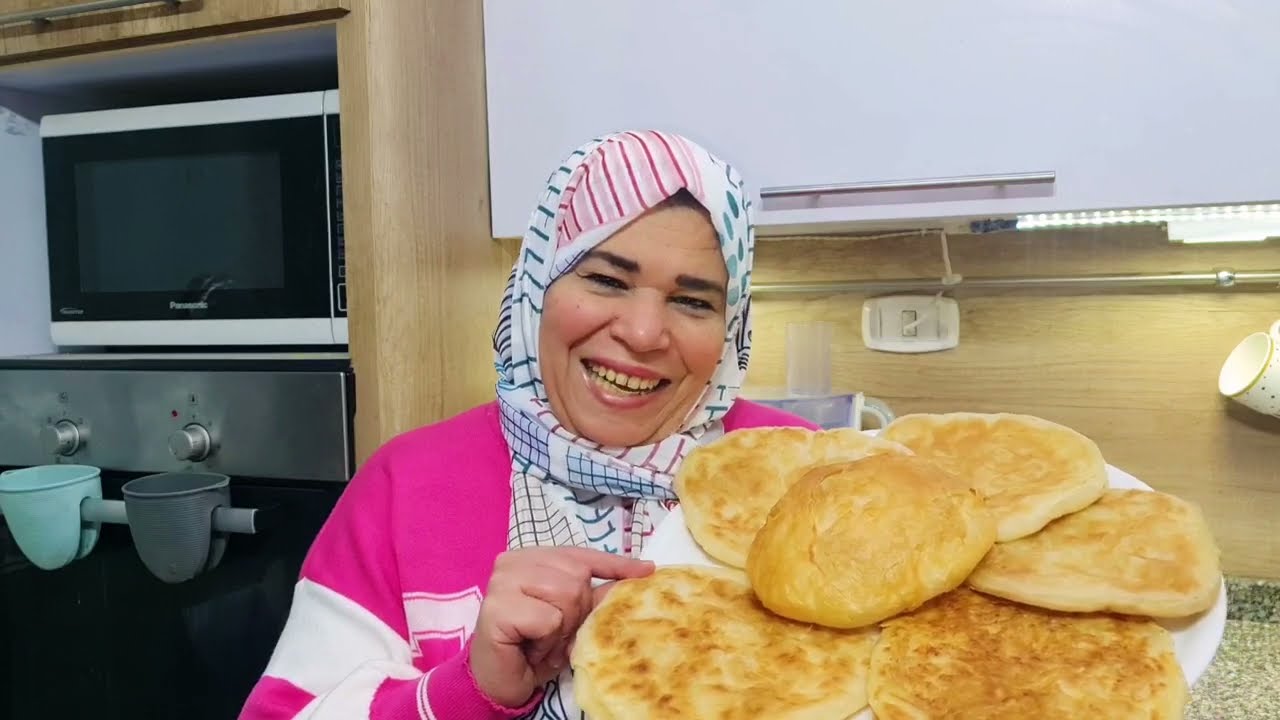 هما شوية دقيق⁉️ وتعملى احلى فطير على الطاسة  بوعدك تقومى تعملى احلى فطير مشلتت ولا زبدة ولا فرن