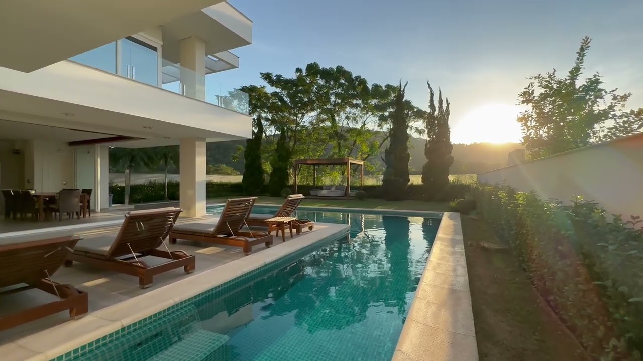 Casa com 6 quartos no Condomínio Premier em Jurerê Internacional/Florianópolis.