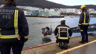 Amplio despliegue en el puerto de Burela por un coche que se cayó al mar