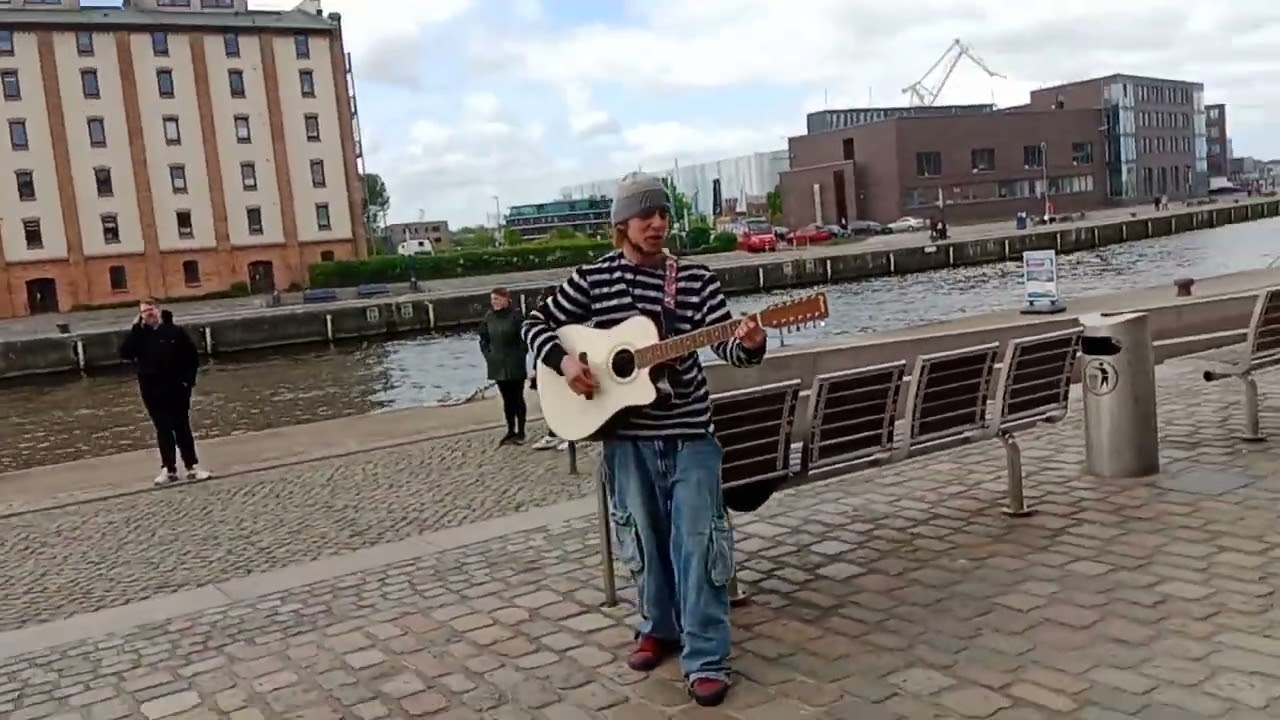 Просто парень из Украины на набережной в Висмаре VID 20250506 124108