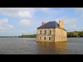 Почему посреди французской реки уже 14 лет плавает старинный дом?
