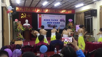 Anh chị em nhóm 2 biểu diễn màn múa có một không hai