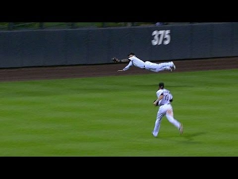 Barnes makes incredible catch in right field