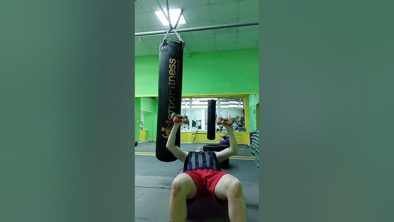 Разведение лежа с гантелями