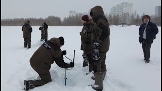 На Комсомольском озере в Нижневартовске бурят лунки для спасения рыбы