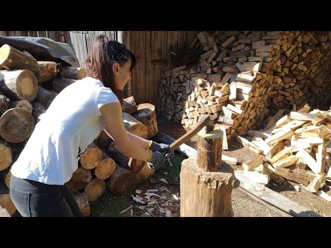 Technika kobiety na rąbanie drewna siekierą