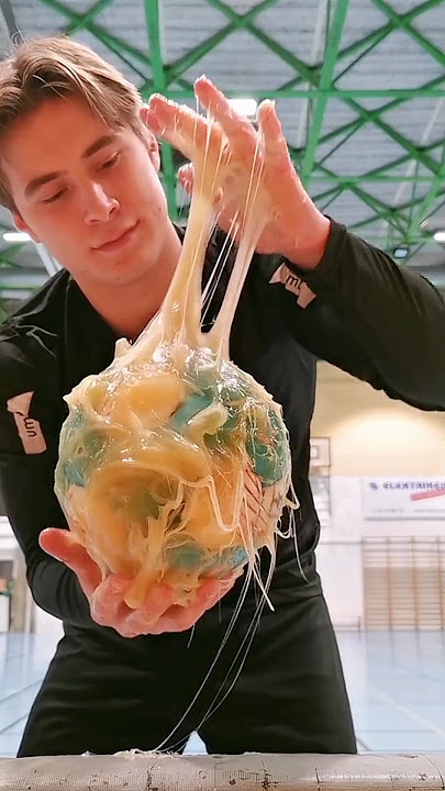 inilah cara pemain bola tangan bersihin bola dari lem aneh⁉️ #handball #sports #shorts