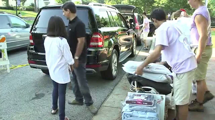 Freshmen Move In at Emory