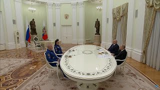 Путин и Лукашенко провели встречу с космонавтами