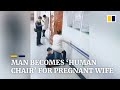 Marido se oferece como cadeira humana para sua esposa grávida