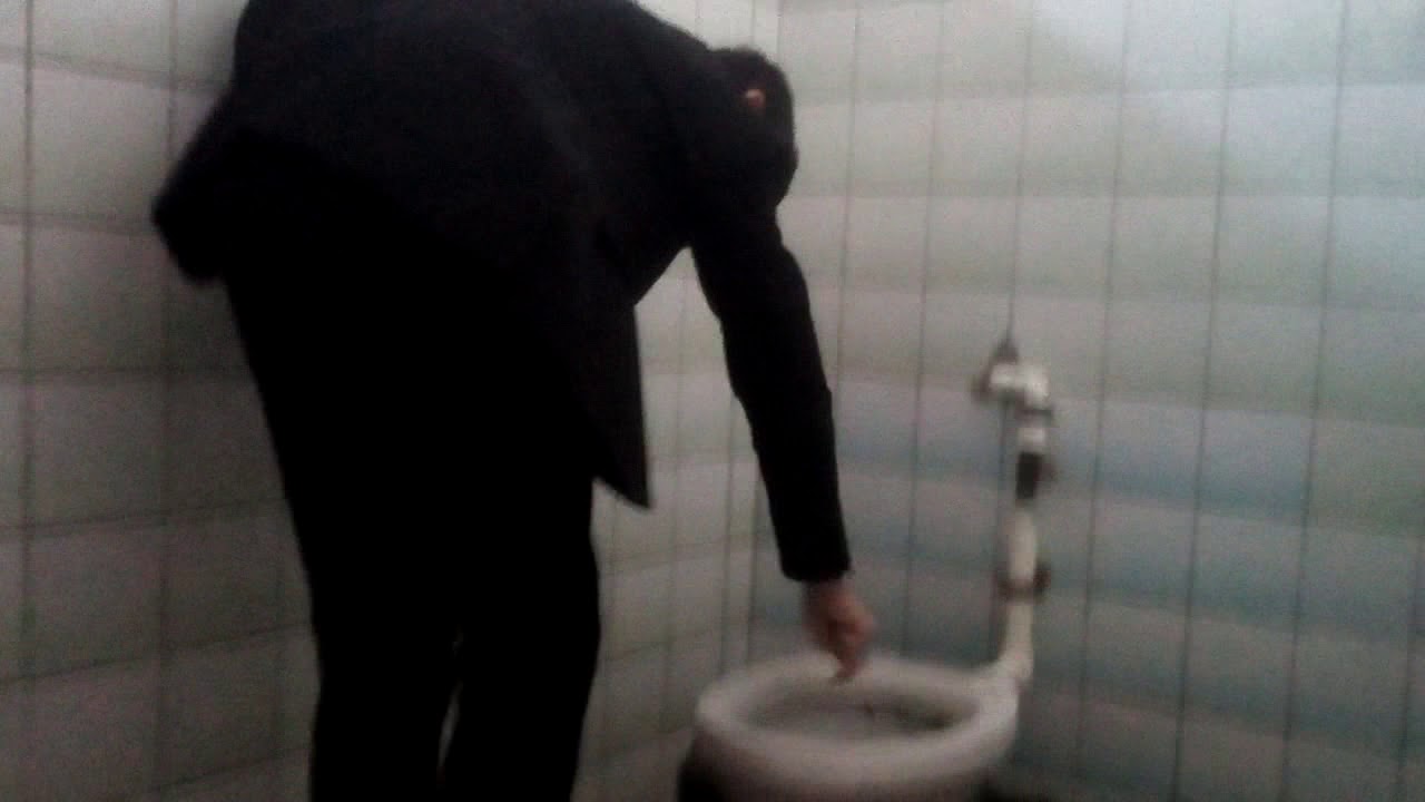 Чистка унитаза вилкой - YouTube