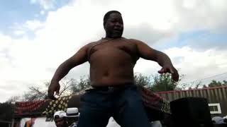 Sphathe ecula ingoma yakhe uPhindile