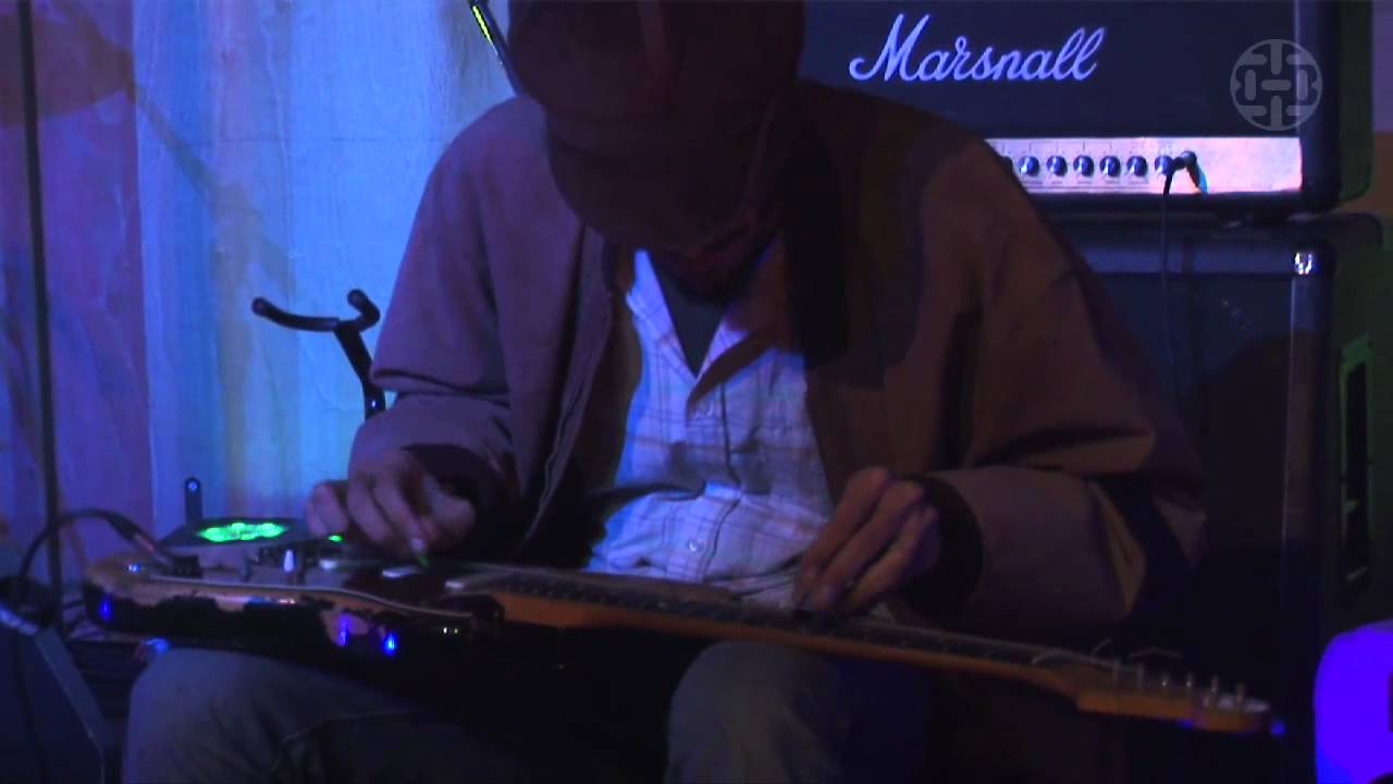 Macaco Bong - "Morango tango"