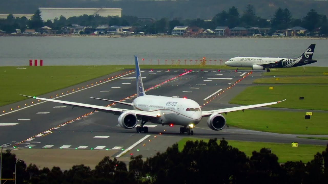 United Boeing 787-9 Dreamliner HEAD-ON VIEW Landing at Sydney Airport ...