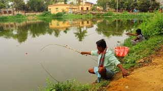 Fishing 🐬🐬||Traditional girl and old Fisherman how catching big fish from village pond using hook 🎣🎣