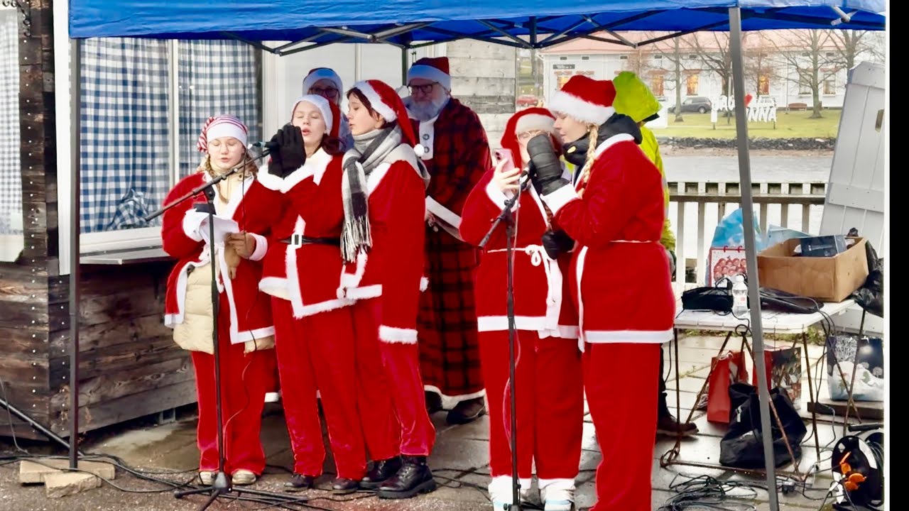 Tonttujen kuoro Savonlinnan torilla😊