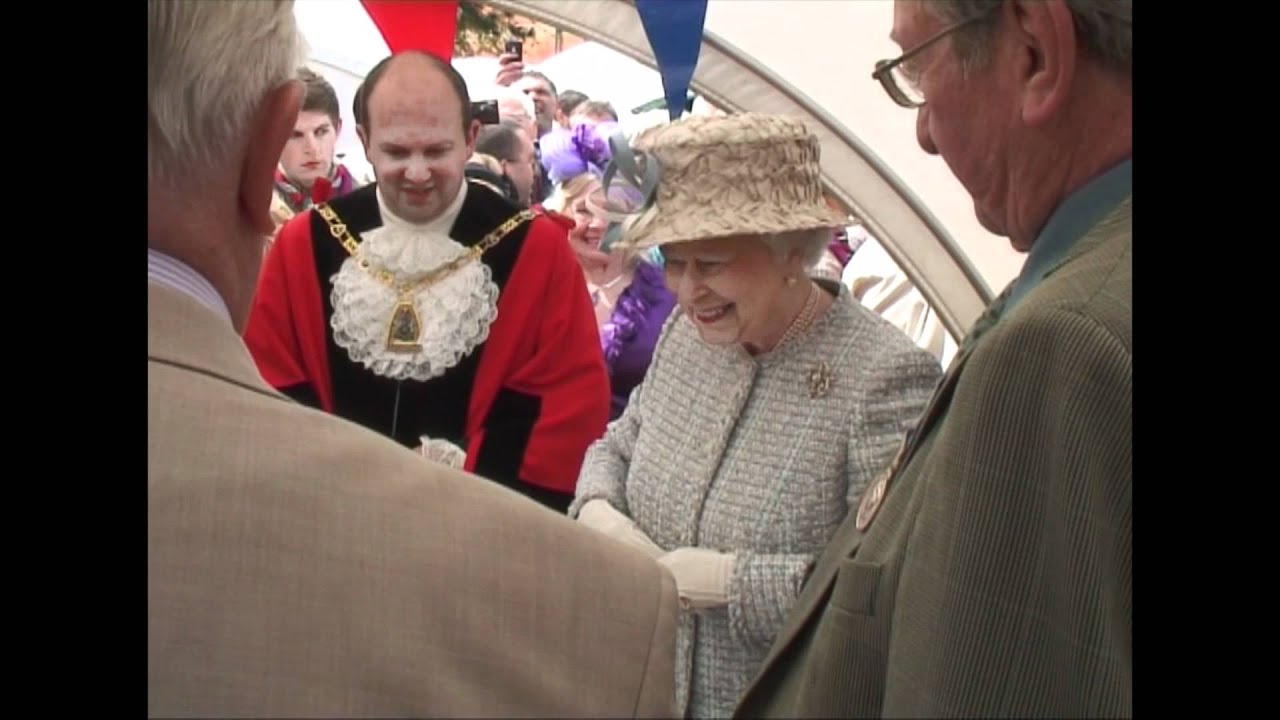 The Queen visits South London, 15 May 2012 - YouTube