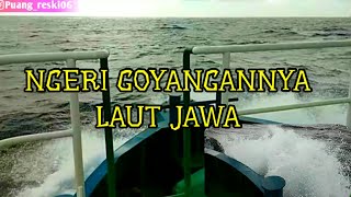 Ngeri..!! Kapal tugboat dihantam ombak dari samping di laut jawa