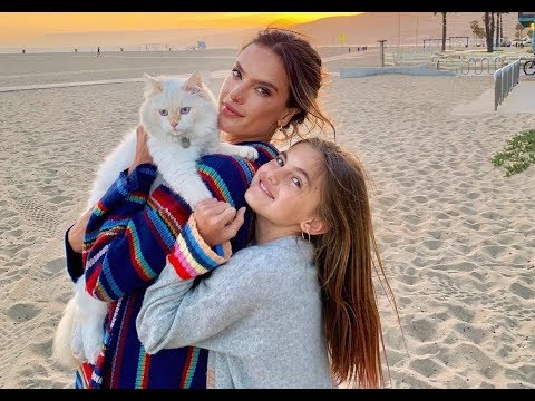 Video: Alessandra Ambrosio netto waarde: Wiki, Getroud, Familie, Trou, Salaris, Broers en susters