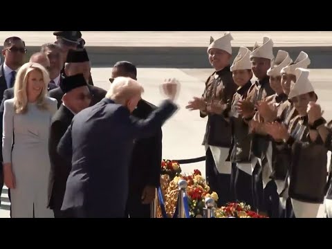 空军一号降落在机场接待处后,特朗普在马来西亚跳舞,开启亚洲之行