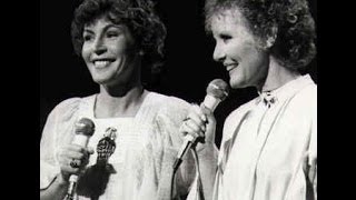 Video thumbnail of "HELEN REDDY and PETULA CLARK - STRANGERS AND LOVERS - DUET"