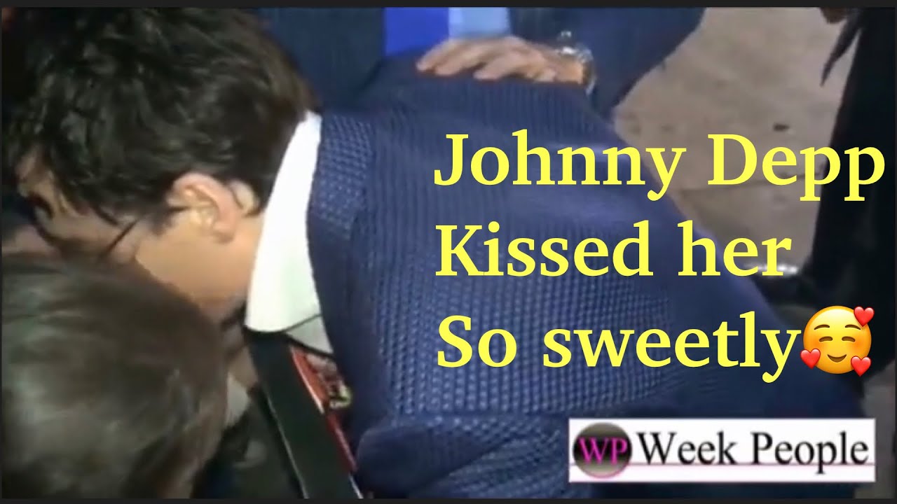 So Cute!!! Johnny Depp gave support to a little girl and kisses her so Sweetly ❤️ 🌺