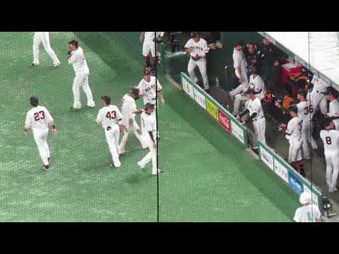 ベンチへ戻った中田翔や坂本勇人 守備につく準備中 2023年3月22日オープン戦 読売ジャイアンツ対 阪神タイガース