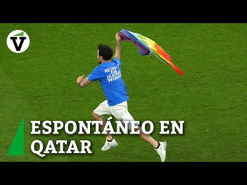 Un aficionado salta al campo con una bandera LGBTI en el encuentro Portugal-Uruguay