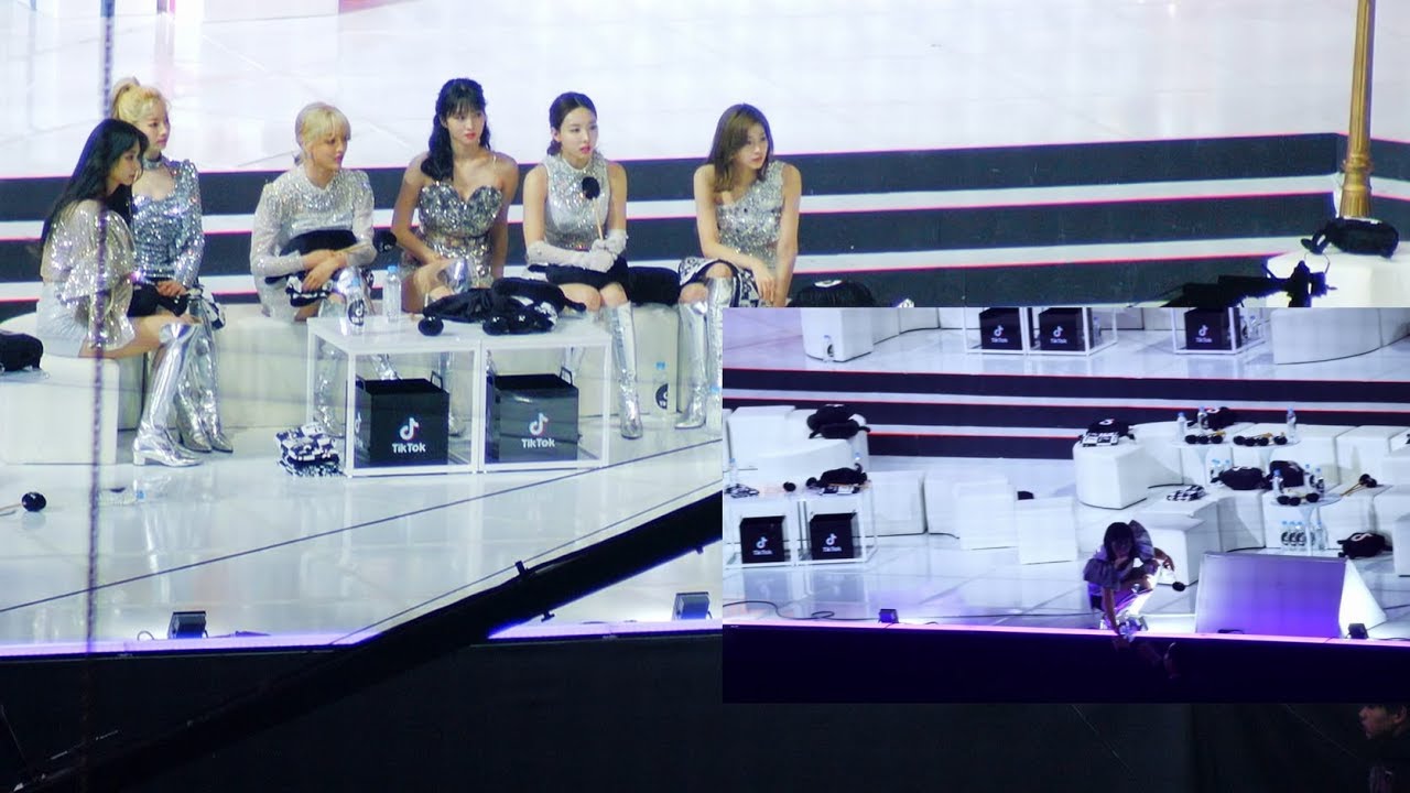 물을 찾는 팬들에게 생수병을 건네주는 트와이스(Twice) 정연@200105 고척돔