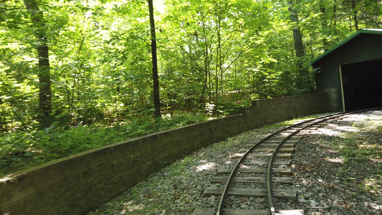 Поезд в парке Дэна Николаса. Камера заднего вида. 25.05.19. 4K 60 кадров в секунду.