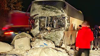 Автобус с вахтовиками убился о КАМАЗ с известью