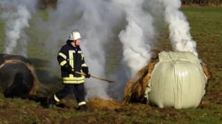 Heuballen brannten bei Niedenstein - Übergriff auf Wald verhindert