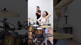 徒弟的表演激情澎湃,师父的轻功也不是闹着玩的!#海伦架子鼓#凡人歌@DOU+小助手