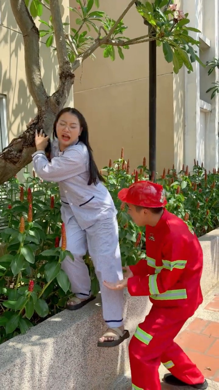 Su Hao comedy: Firefighters rescued the girl ?‍?