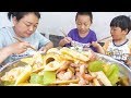 媳婦炒一盤笋，放了猪肉又加青椒，味道真好 | Stir-fried pork with bamboo shoots is delicious