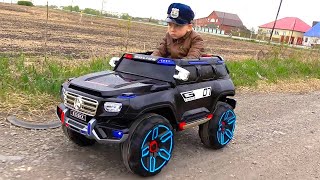 Niño Senya quiere ser policía ayuda a camionero en español / Niño jugando a ser policía