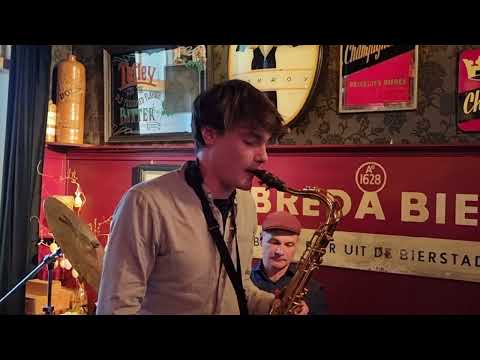 Footprints in de Kroon, prachtig spel van gitarist, drummer en saxofonist.