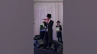 מוישי ברנדמרק עם מקהלת מלכות.