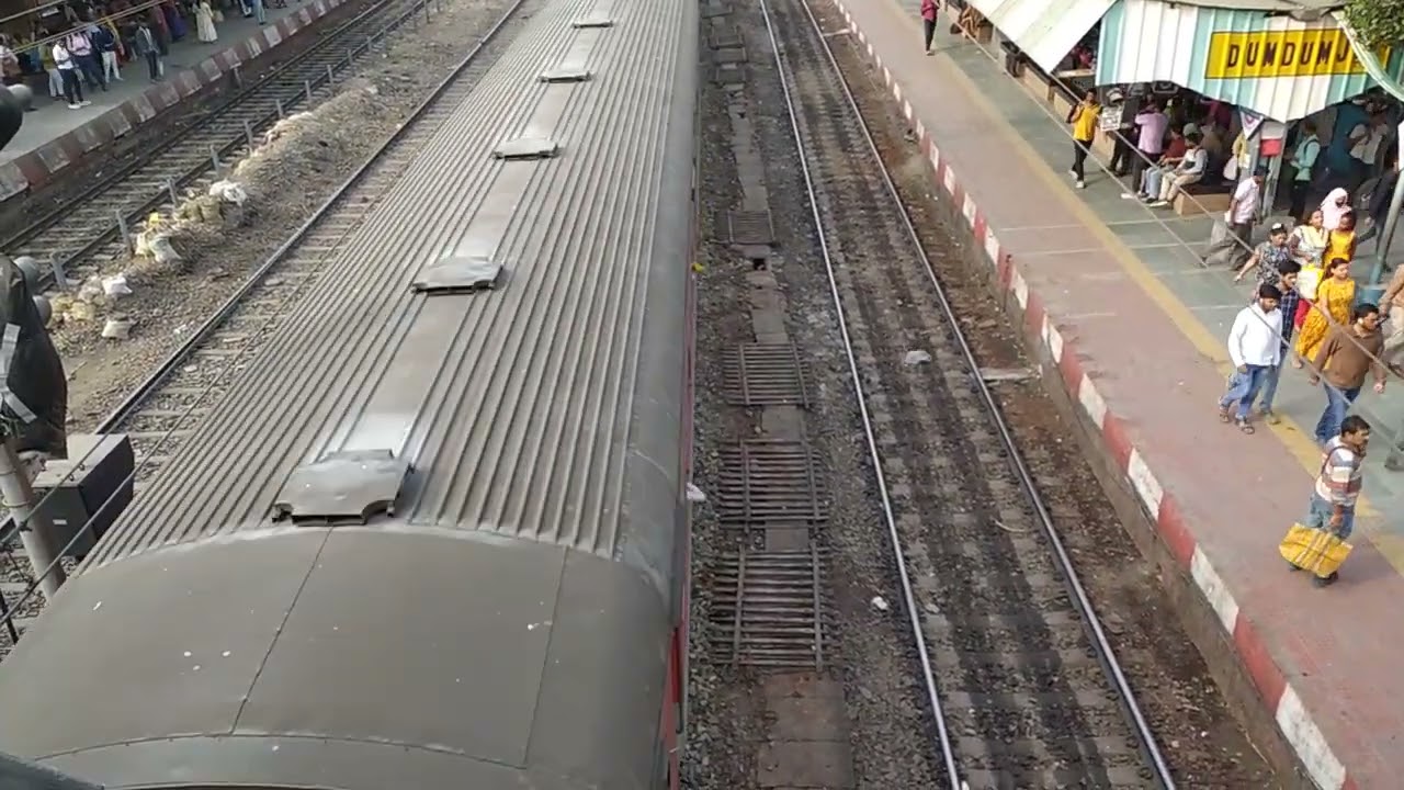 39263 AB Liveried SDAH WAP7i negotiating through DDJ with 13152 JAT KOAA Express. 😍😍