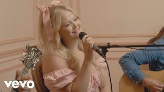 Hailey Whitters - Everything She Ain't (Acoustic Performance)