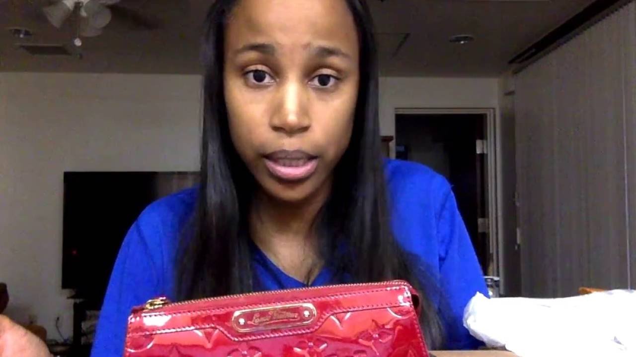 What's in my Louis Vuitton Vernis cosmetic bag?! 