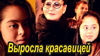 Особенная дочь Ирины Хакамады выросла завидной красавицей