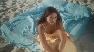 Video thumbnail of "Vitória Pedra - Amor de Verão (Clipe Oficial)"