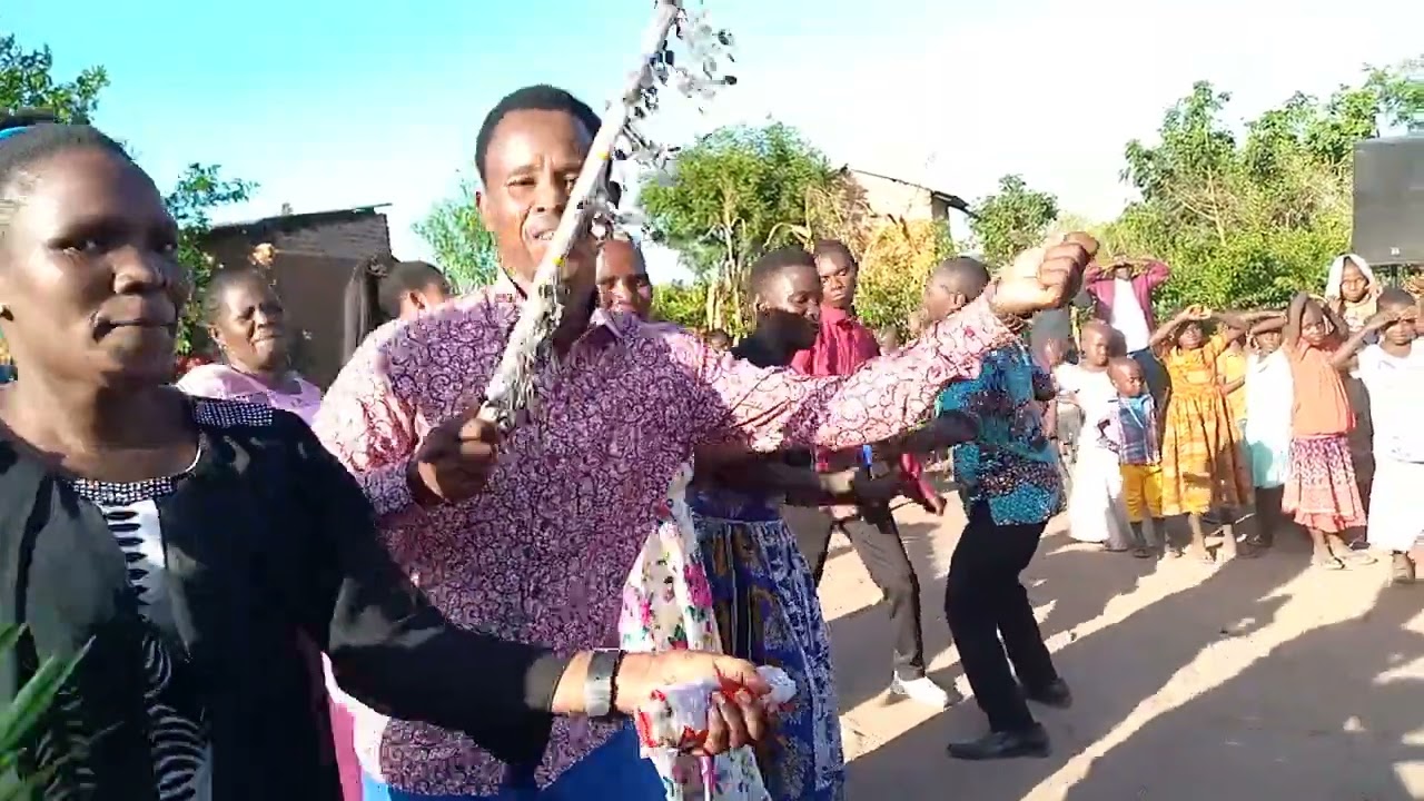 Masai Kasyani Ole lwande akiimba Kipera kwa Mkutano kwa Pastor Daudi Mwanisenga
