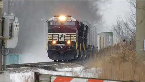 50+MPH NS Intermodal 206 - AC44C6M #4261 K5LA + 2 NS Dash 9