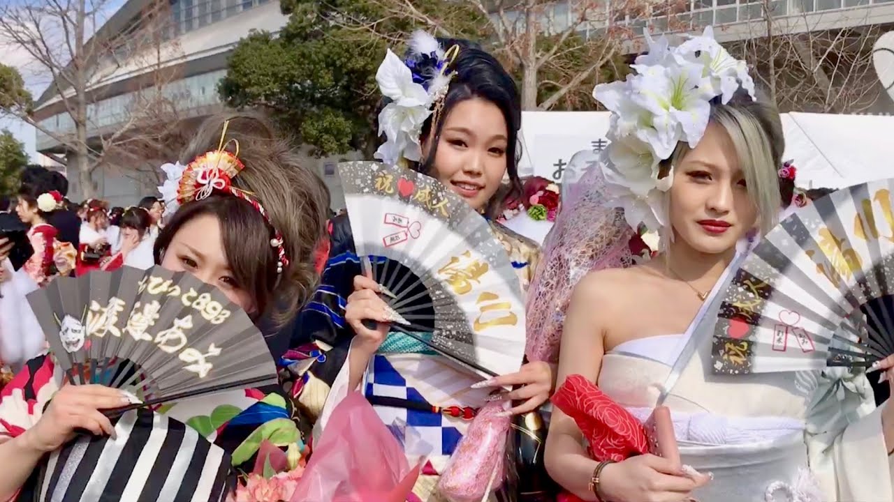 ど派手衣装の 北九州の成人式 晴れ着でゴミ拾いも Youtube