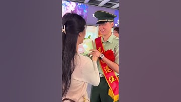 Cô gái bật khóc nức nở khi đón người yêu đi lính trở về