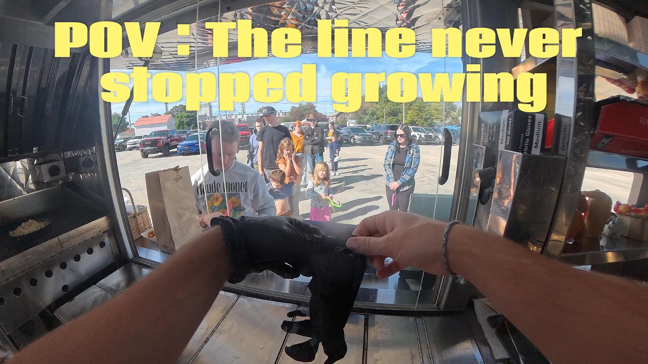 Точка зрения тележки с хот-догами: Очередь никогда не переставала расти!