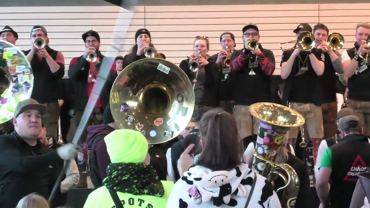Chaosorchester-Auftritt nach dem Fasnetsumzug