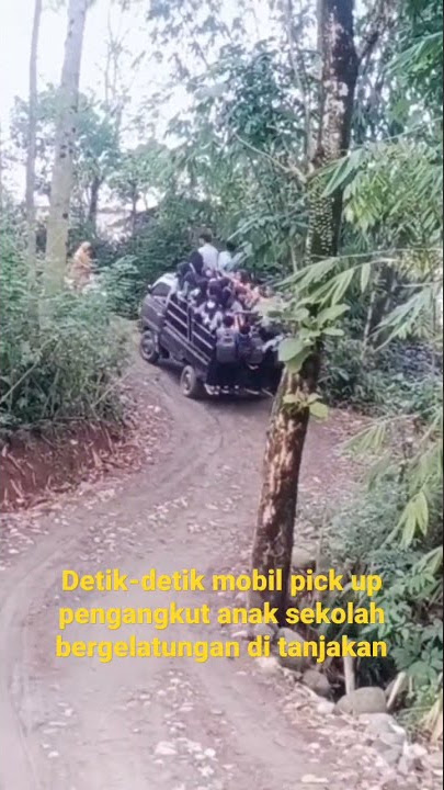 Detik2 Mobil pick up bawa anak sekolah bergelantungan di tanjakan.